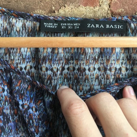 Printed Flowy Blouse with Tie NWT - Picture 4 of 5